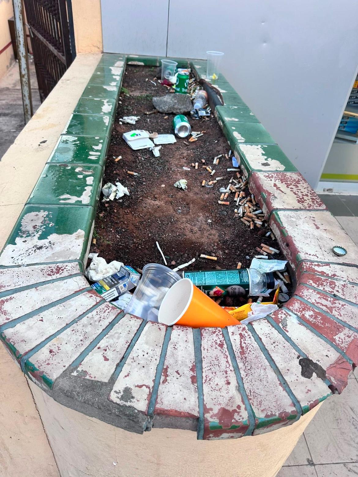 Estado del mobiliario urbano en la costa de Antigua