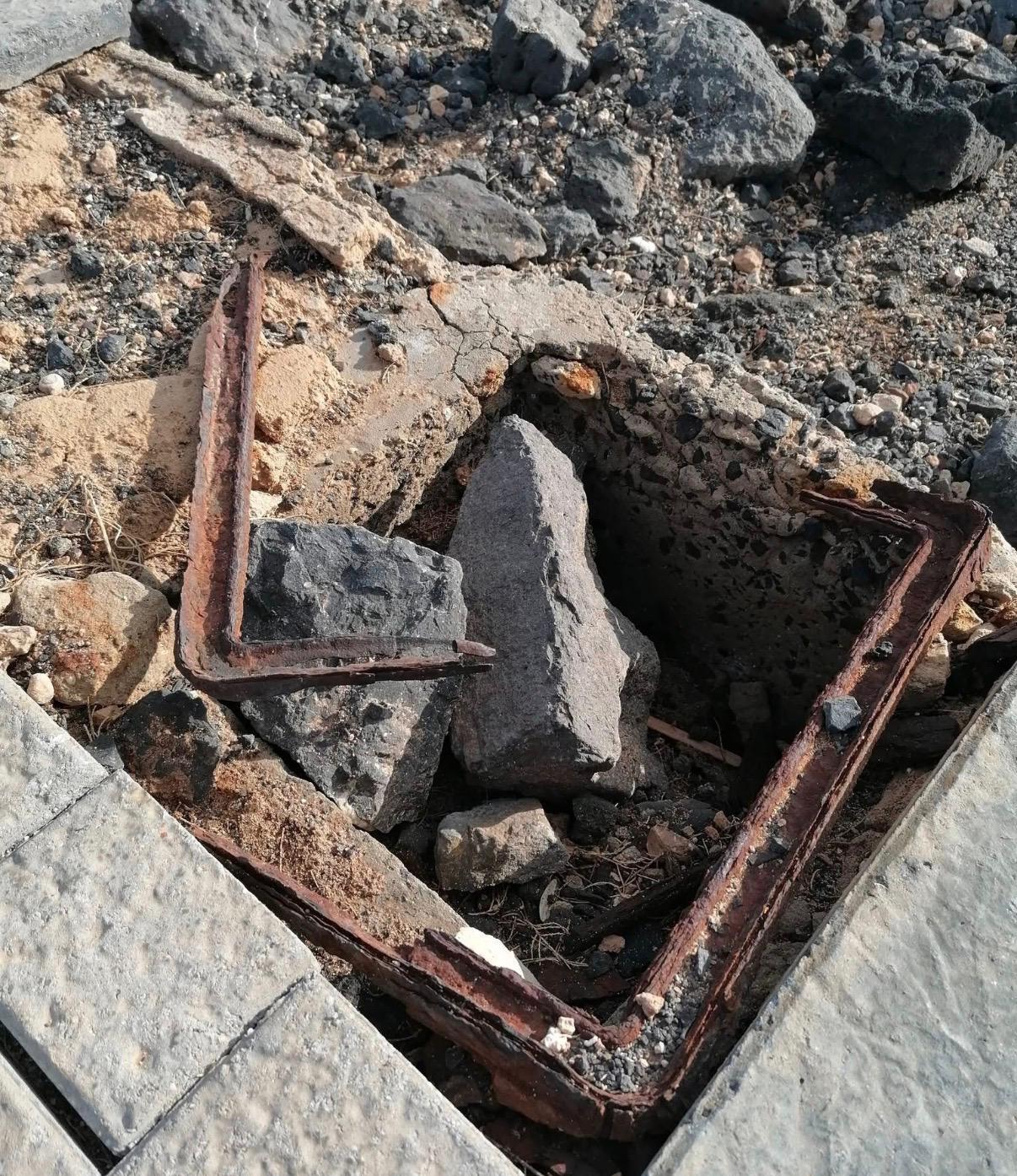 Arqueta deteriorada en la costa de Antigua